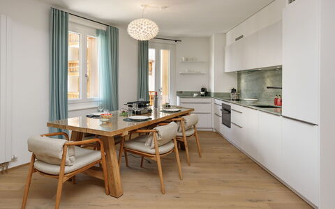 Résidence Terrazza 1: Mueble, Diseño De Interiores, Piso, Silla, Suelo, Mesa, Comedor, Lámpara, Madera, Cocina Y Comedor Mesa
