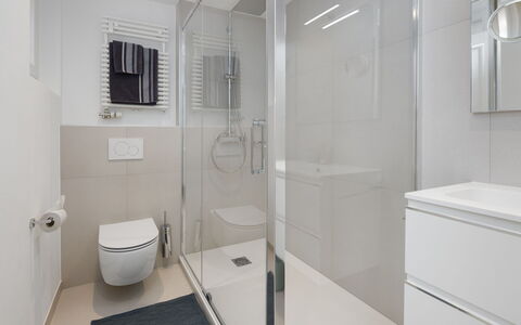 Résidence Terrazza 1: Baño, Diseño De Interiores, Piso, Suelo, Arreglo De Tubería, Pared, Mueble De Baño, Espejo, Baño, Plomería