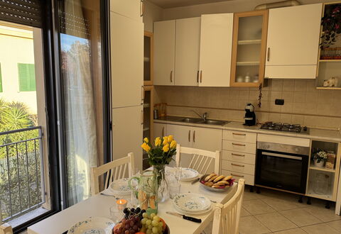 Al Civico 80: Mueble, Piso, Madera, Diseño De Interiores, Aparato De Cocina, Cocina, Suelo, Electrodoméstico, Cocina Y Comedor Mesa, Mostrador