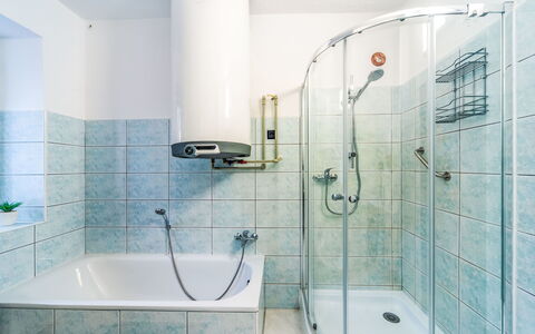 Forrest Haven Vodice: Baño, Arreglo De Tubería, Piso, Diseño De Interiores, Suelo, Bañera, Grifo, Ducha, Plomería, Alcachofa De La Ducha