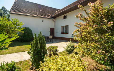 Forrest Haven Vodice: Hierba, Hoja, Arbusto, Casa, Jardín, Césped, Techo, Casa, Cabaña, Cobertura Del Suelo