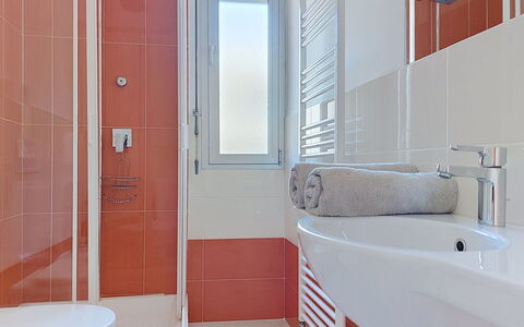 Jad: Diseño De Interiores, Piso, Pared, Arreglo De Tubería, Suelo, Baño, Lavabo Del Baño, Lavabo, Plomería, Grifo