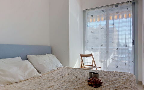 Jad: Mueble, Cama, Diseño De Interiores, Habitación, Suelo, Pared, Lecho, Piso, Sábana, Habitación