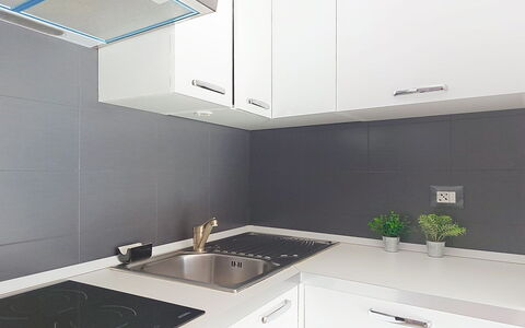 Jad: Cocina, Mostrador, Aparato De Cocina, Pared, Gabinetes, Diseño De Interiores, Madera, Electrodoméstico, Piso, Estufa De Cocina