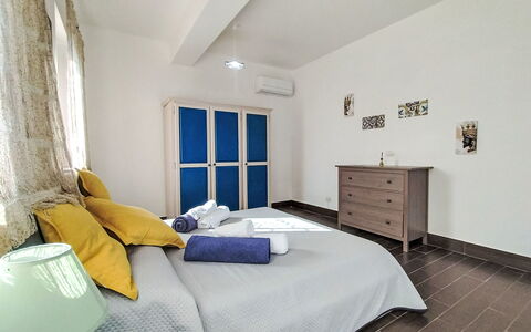 Scrusciu Do Vientu: Mueble, Cama, Diseño De Interiores, Habitación, Piso, Suelo, Sábana, Lecho, Madera, Habitación