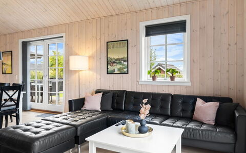 Rixa - 350M from the Sea: Mueble, Madera, Diseño De Interiores, Sofá, Sala, Casa, Piso, Mesa, Suelos De Madera, Suelo