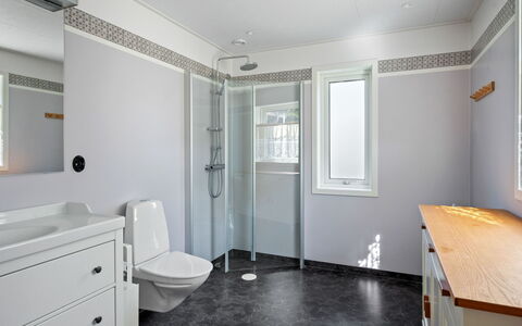 Teåker: Piso, Arreglo De Tubería, Diseño De Interiores, Suelo, Baño, Techo, Lavabo, Plomería, Mueble De Baño, Lámpara