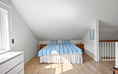 Teåker: Piso, Suelo, Diseño De Interiores, Madera, Techo, Suelos De Madera, Habitación, Habitación, Cama, Mueble