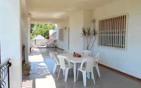 Villa Floridia: Mueble, Suelo, Piso, Silla, Porche, Balcón, Techo, Sombra, Mueble Para Exteriores, Cocina Y Comedor Mesa