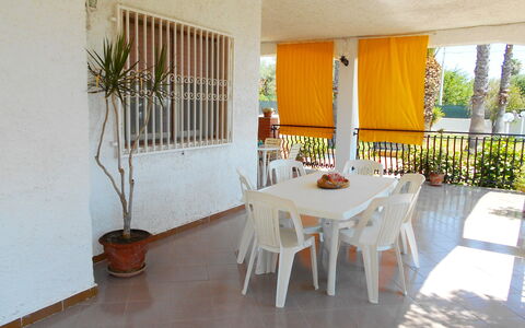 Villa Floridia: Mueble, Madera, Diseño De Interiores, Suelo, Piso, Mesa, Silla, Cocina Y Comedor Mesa, Comedor, Sombra