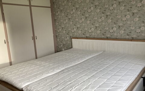Rikulf - 150M from the Sea: Madera, Mueble, Habitación, Piso, Cama, Suelo, Diseño De Interiores, Marco De La Cama, Linos, Lecho