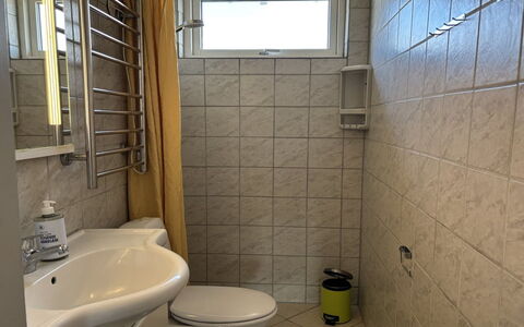 Rikulf - 150M from the Sea: Baño, Arreglo De Tubería, Piso, Pared, Suelo, Diseño De Interiores, Baño, Lavabo Del Baño, Asiento Del Baño, Lavabo