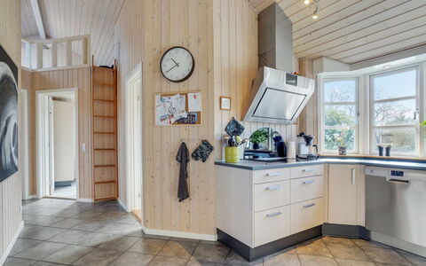 Esben - 11Km from the Sea: Madera, Techo, Diseño De Interiores, Piso, Suelo, Casa, Cocina, Habitación, Gabinetes, Mostrador