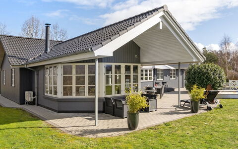 Esben - 11Km from the Sea: Techo, Casa, Casa, Cabaña, Vía Muerta, Inmuebles, Entrada De Coches, Edificios Del Jardín, Yarda, Cobertizo