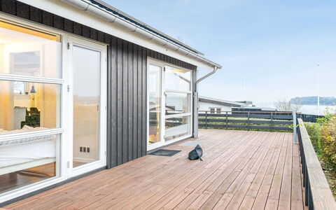 Bundi - 25M from the Sea: Mueble, Mueble Para Exteriores, Vajilla, Mesa, Drinkware, Silla, Mesa Al Aire Libre, Comida, Botella