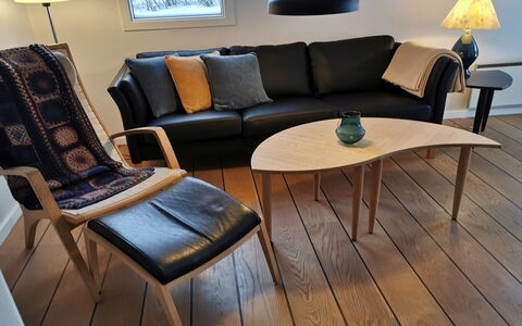 Ensio - 1.2Km from the Sea: Mueble, Piso, Madera, Suelo, Suelos De Madera, Diseño De Interiores, Madera Dura, Manchas De Madera, Sala, Suelo Laminado