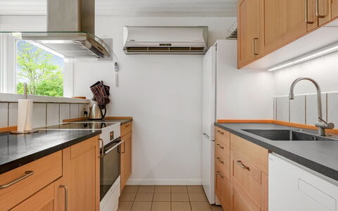Ensio - 1.2Km from the Sea: Mostrador, Cocina, Gabinetes, Aparato De Cocina, Piso, Diseño De Interiores, Fregadero, Electrodoméstico, Mueble, Madera