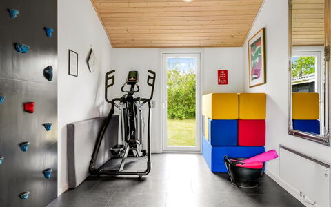 Ensio - 1.2Km from the Sea: Piso, Diseño De Interiores, Suelo, Techo, Habitación, Diseño, Estante, Suelos De Madera, Salón De Recreo, Sala