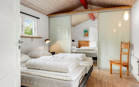 Ensio - 1.2Km from the Sea: Diseño De Interiores, Habitación, Mueble, Cama, Techo, Suelo, Encendiendo, Casa, Sábana, Habitación