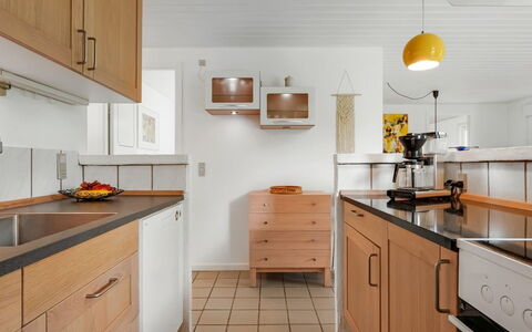 Ensio - 1.2Km from the Sea: Mostrador, Cocina, Gabinetes, Mueble, Diseño De Interiores, Piso, Aparato De Cocina, Madera, Lavabo, Arreglo De Tubería