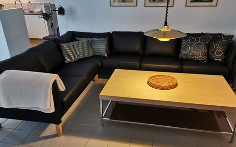 Ensio - 1.2Km from the Sea: Mueble, Mueble Para Exteriores, Vajilla, Mesa, Drinkware, Silla, Mesa Al Aire Libre, Comida, Botella
