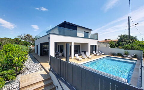 Villa Dune: Barrio Residencial, Casa, Casa, Material Compuesto, Piscina, Inmuebles, Balcón, Recurso, Villa, Sombra