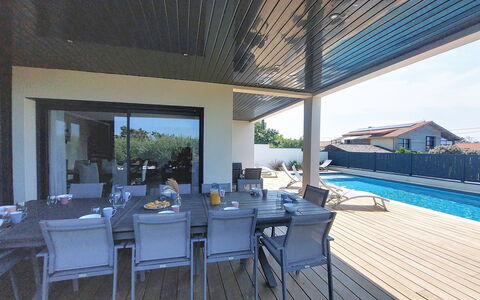 Villa Dune: Piscina, Arquitectura, Mueble, Mueble Para Exteriores, Casa, Barrio Residencial, Sombra, Silla, Techo, Material Compuesto