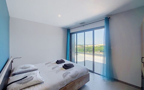Villa Dune: Habitación, Cama, Diseño De Interiores, Mueble, Sábana, Suelo, Lecho, Techo, Encendiendo, Habitación