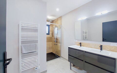 Maison Dune: Piso, Suelo, Diseño De Interiores, Arreglo De Tubería, Mueble De Baño, Baño, Espejo, Gabinetes, Grifo, Techo