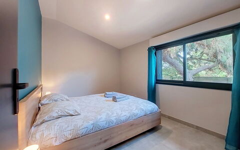 Maison Dune: Diseño De Interiores, Mueble, Cama, Habitación, Pared, Madera, Suelo, Piso, Techo, Sábana