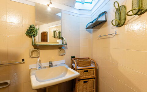 Villetta Luciano: Lavabo Del Baño, Baño, Arreglo De Tubería, Lavabo, Pared, Diseño De Interiores, Piso, Espejo, Suelo, Grifo