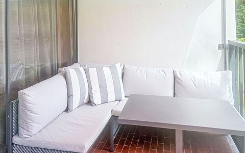 Studio Landskron Seezugang: Mueble, Mueble Para Exteriores, Suelo, Vaso, Sombra, Estructura Al Aire Libre, Silla, Mesa Al Aire Libre, Balcón, Patio