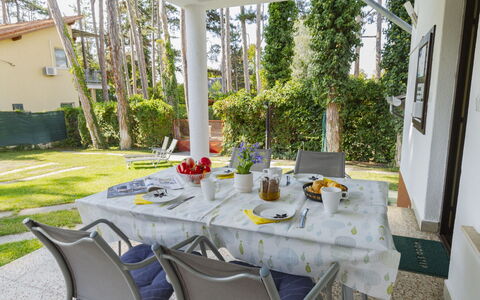 Leslie: Mueble, Silla, Mesa, Mueble Para Exteriores, Mesa Al Aire Libre, Sombra, Cocina Y Comedor Mesa, Jardín, Patio Interior, Yarda