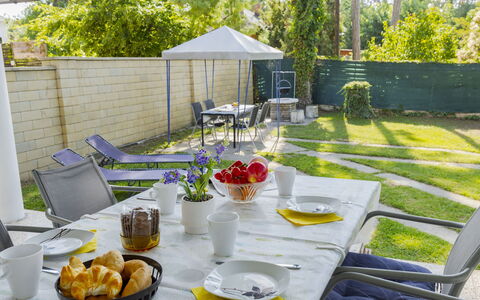Leslie: Mueble, Silla, Mueble Para Exteriores, Mesa, Cocina Y Comedor Mesa, Mesa Al Aire Libre, Sombra, Paraguas, Jardín, Patio