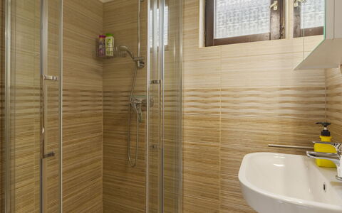 Leslie: Piso, Pared, Arreglo De Tubería, Baño, Diseño De Interiores, Suelo, Madera, Lavabo Del Baño, Lavabo, Grifo