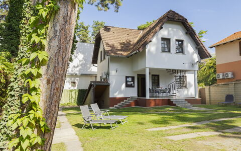 Leslie: Edificio, Ventana, Casa, Casa, Barrio Residencial, Techo, Cabaña, Asentamientos Humanos, Césped, Inmuebles