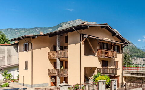 House Bigio: Barrio Residencial, Casa, Balcón, Asentamientos Humanos, Puerta, Departamento, Cordillera, Suburbio, Porche, Pueblo De Montaña