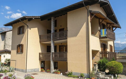House Bigio: Barrio Residencial, Casa, Casa, Asentamientos Humanos, Puerta, Balcón, Sombra, Porche, Pueblo De Montaña, Villa