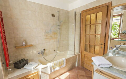 House Bigio: Diseño De Interiores, Piso, Suelo, Mueble, Arreglo De Tubería, Baño, Madera, Bañera, Grifo, Habitación