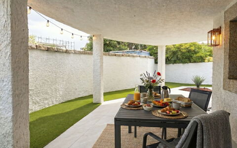 Nanni: Mueble, Diseño De Interiores, Techo, Piso, Silla, Suelo, Mueble Para Exteriores, Cocina Y Comedor Mesa, Mesa De Café, Sala