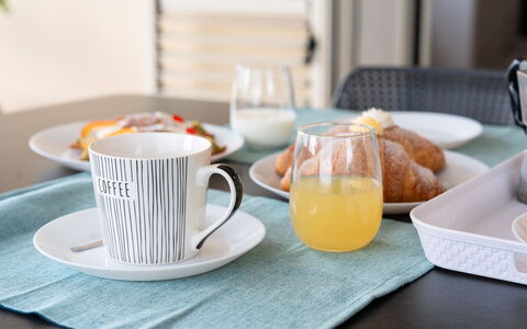 Villa Ninfa: Vajilla, Utensilios Para Servir, Drinkware, Taza De Café, Taza, Comida, Vajilla, Mueble, Plato, Mesa