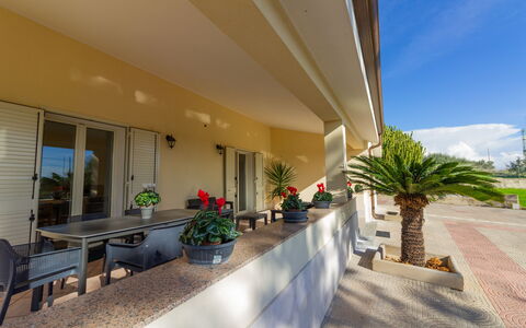 Villa Ninfa: Piso, Suelo, Sombra, Balcón, Maceta, Planta De Casa, Mueble Para Exteriores, Eco Hotel, Paisajismo