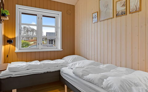Marisol - 200M from the Sea: Madera, Habitación, Suelo, Piso, Cama, Diseño De Interiores, Marco De La Cama, Manchas De Madera, Madera Dura, Lecho