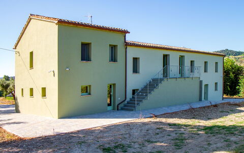 Villa Zena: Pared, Fachada, Arquitectura, Casa, Barrio Residencial, Puerta, Material Compuesto, Inmuebles, Balcón, Yeso