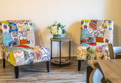 Villa Zena: Mueble, Diseño De Interiores, Amarillo, Piso, Suelo, Textil, Silla, Marrón, Sala, Naranja