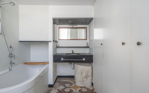 Torre Dell'Amore, Genova, Seaview: Baño, Arreglo De Tubería, Pared, Piso, Diseño De Interiores, Suelo, Lavabo Del Baño, Techo, Grifo, Lavabo