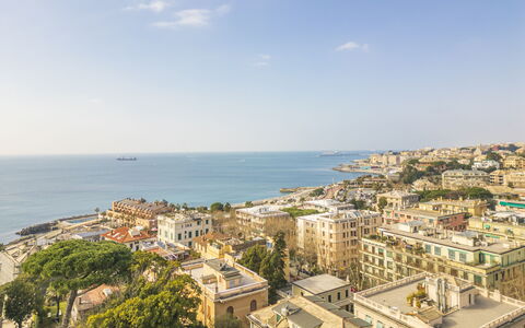 Torre Dell'Amore, Genova, Seaview: Ciudad, Cuerpo De Agua, Tiempo De Día, Edificio, Área Urbana, Horizonte, Costa, Barrio Residencial, Mar, Costeras Y Los Accidentes Geográficos Oceánico