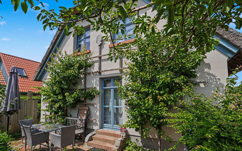 Reetgedecktes Ferienhaus Seelchen: Edificio, Ventana, Casa, Barrio Residencial, Casa, Arbusto, Arquitectura, Cabaña, Puerta