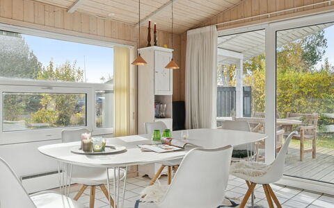 Yma - 250M from the Sea: Mueble, Diseño De Interiores, Piso, Madera, Comedor, Cocina Y Comedor Mesa, Suelo, Mesa, Silla, Techo