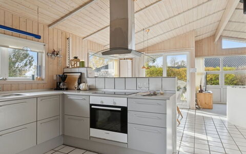 Yma - 250M from the Sea: Cocina, Piso, Mostrador, Aparato De Cocina, Diseño De Interiores, Suelo, Madera, Gabinetes, Electrodoméstico, Electrodoméstico
